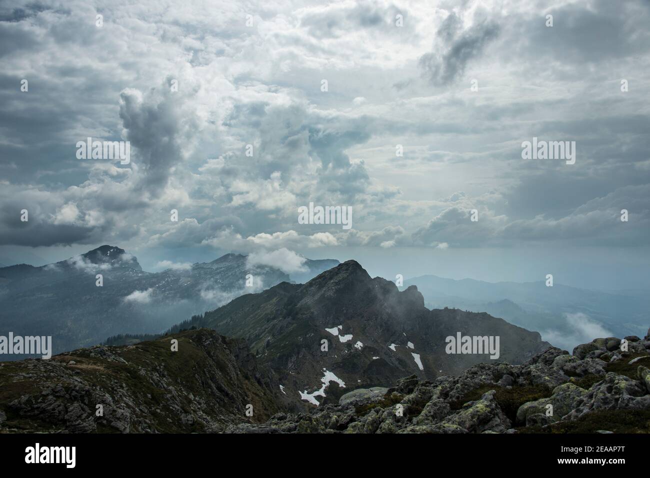 Montagne con spettacolari nuvole Foto Stock