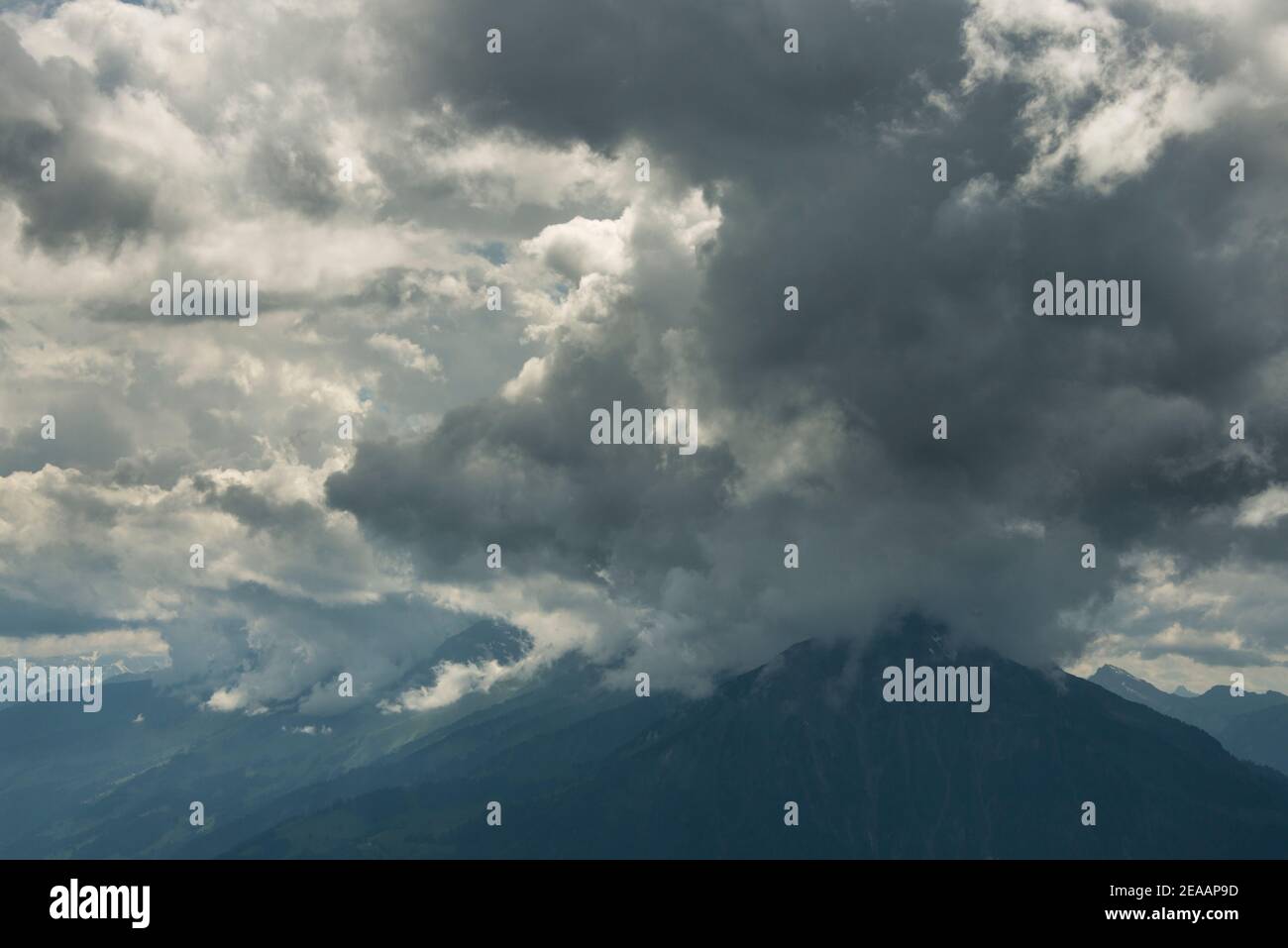 Montagne con spettacolari nuvole Foto Stock