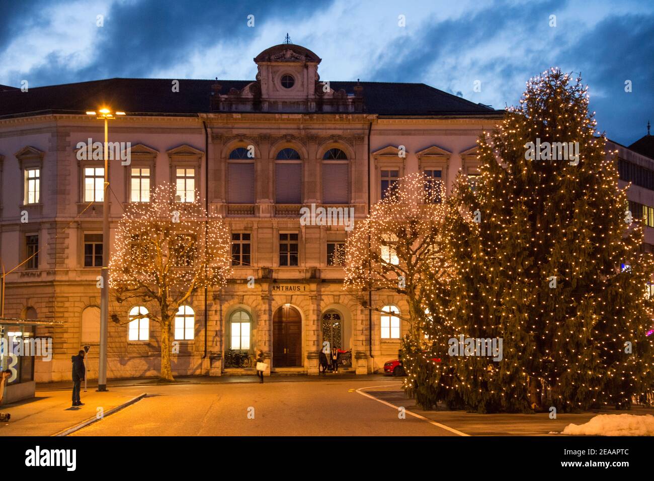 Edificio di uffici a Soletta, decorato per Natale Foto Stock