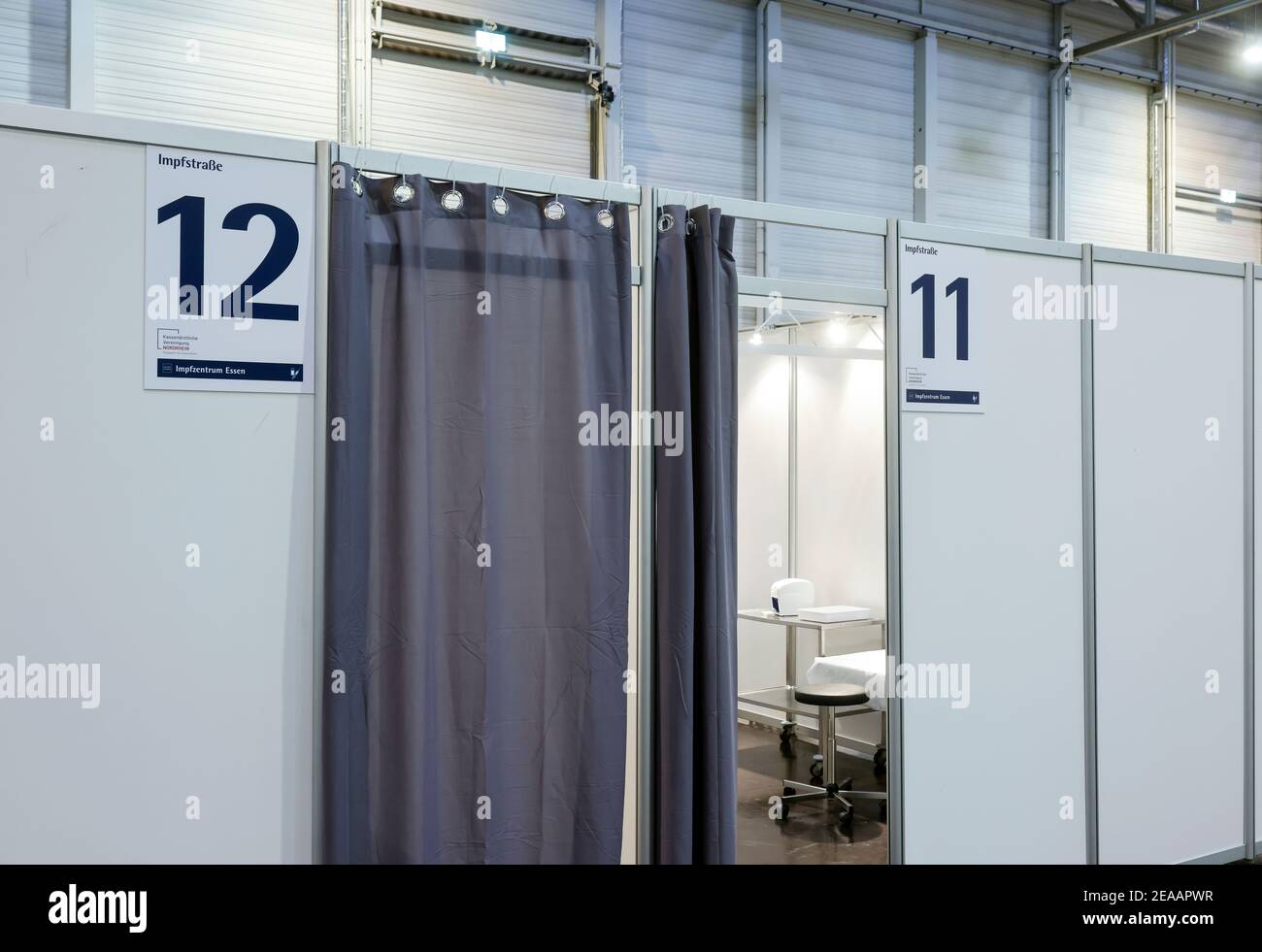 Essen, zona della Ruhr, Renania Settentrionale-Vestfalia, Germania - Centro di vaccinazione Corona Essen nelle sale di Messe Essen, nelle cabine di vaccinazione delle vie di vaccinazione, più di 000 persone devono essere vaccinate al giorno. Foto Stock