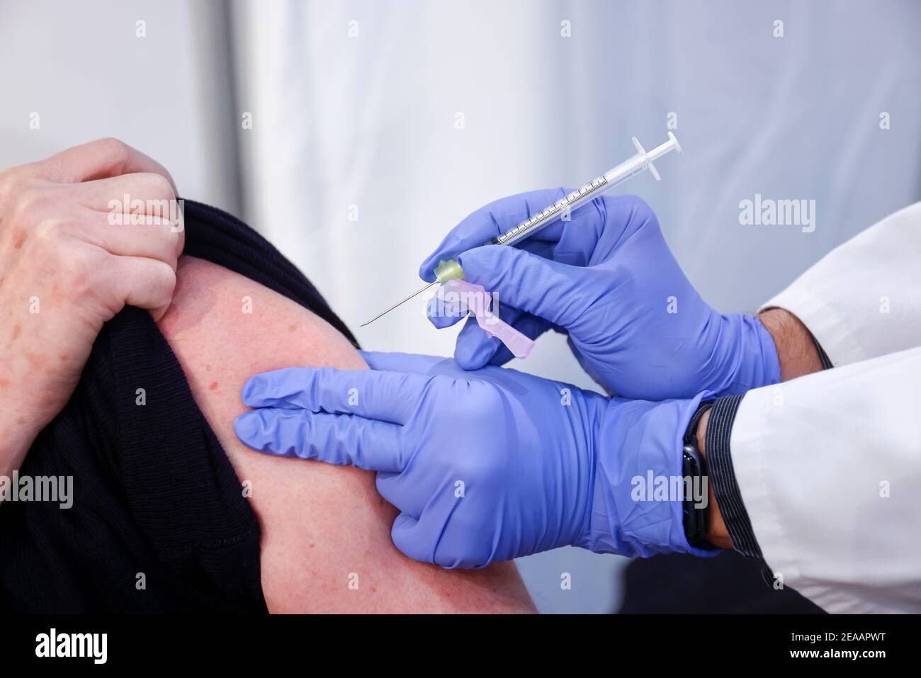 Essen, area della Ruhr, Renania Settentrionale-Vestfalia, Germania - Centro di vaccinazione Corona Essen nelle sale di Messe Essen, qui più di 2, 000 persone saranno vaccinate al giorno, in una prova un medico vaccina una persona vaccinata Foto Stock
