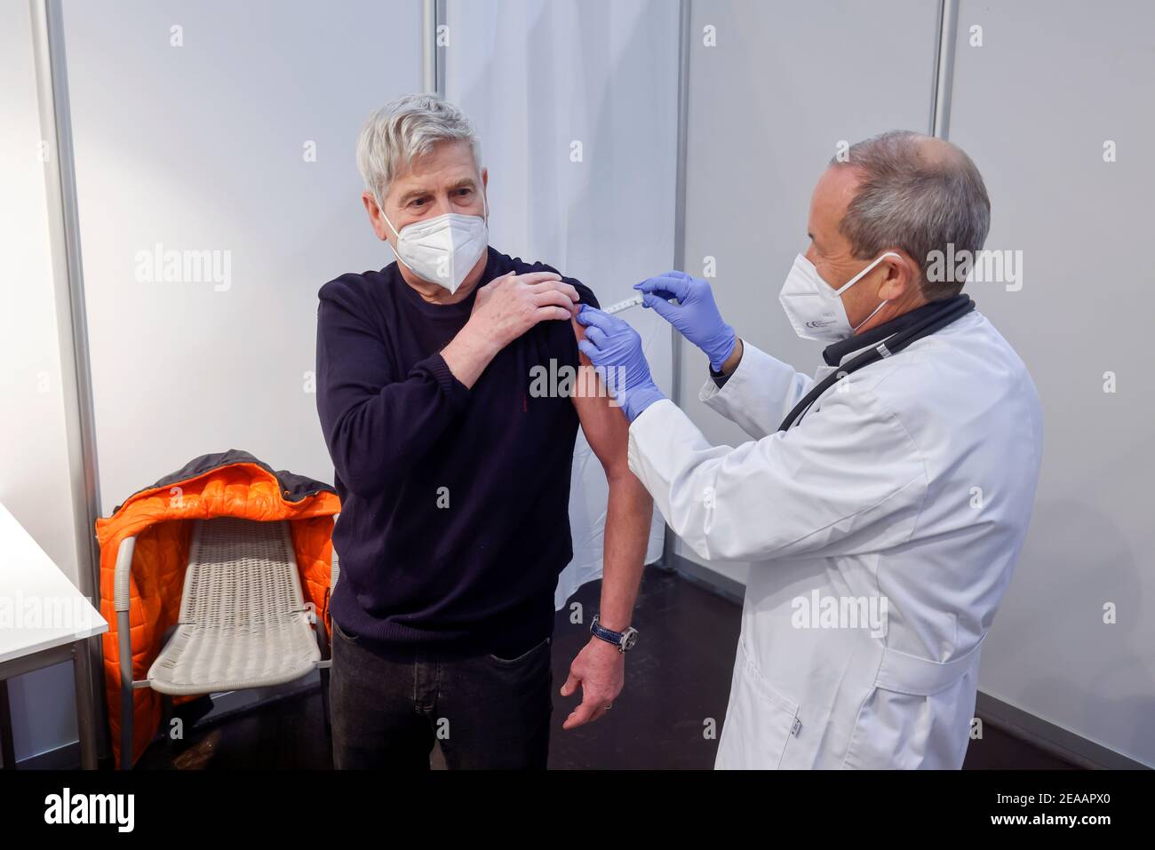 Essen, zona della Ruhr, Renania Settentrionale-Vestfalia, Germania - Centro di vaccinazione Corona Essen nelle sale di Messe Essen, qui più di 2, 000 persone saranno vaccinate al giorno, durante una prova un medico vaccina una persona vaccinata (scena con Stefan Steinmetz, direttore medico presso il centro di vaccinazione e con un pensionato in più). Foto Stock