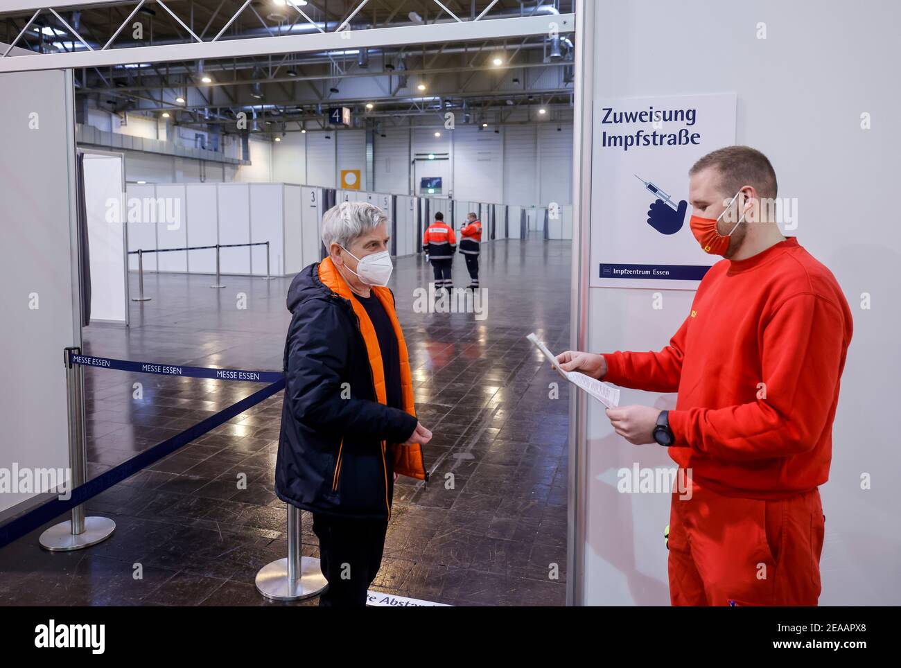 Essen, zona Ruhr, Renania Settentrionale-Vestfalia, Germania - Corona centro di vaccinazione Essen nelle sale di Messe Essen, qui più di 2, 000 persone saranno vaccinate al giorno, durante una prova un paramedico controlla i documenti di una persona vaccinata (scena con un pensionato come extra). Foto Stock