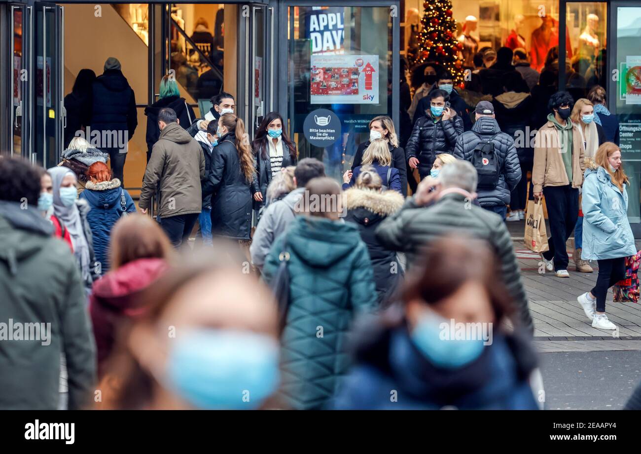 Essen, zona Ruhr, Nord Reno-Westfalia, Germania - Essen centro città in tempi della crisi della corona durante la seconda parte della chiusura, molti passanti con maschere di protezione durante lo shopping di Natale su Limbecker Strasse di fronte al centro commerciale Limbecker Platz Sabato prima del duro blocco. Foto Stock