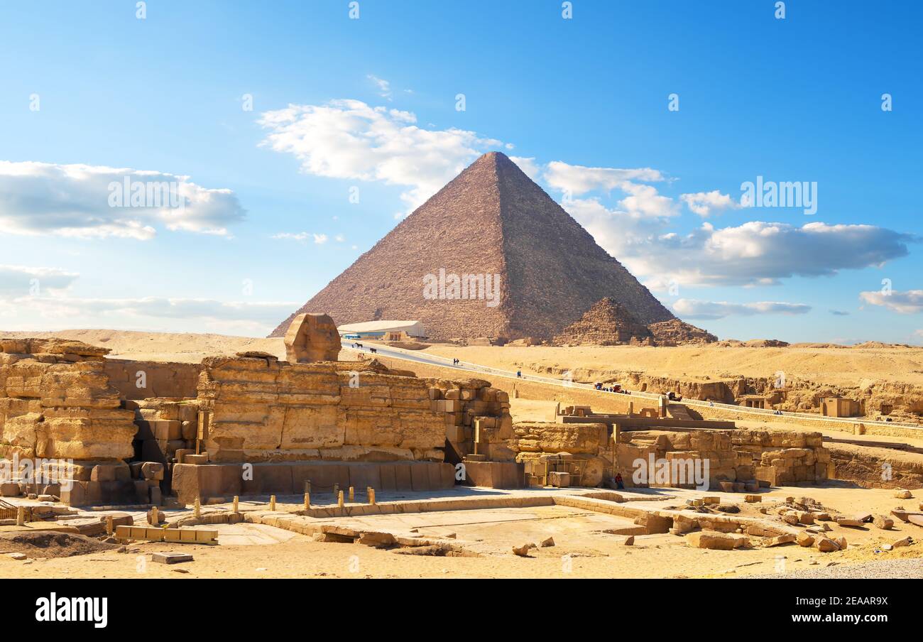 Piramidi egiziane nel deserto di sabbia e il cielo chiaro Foto Stock