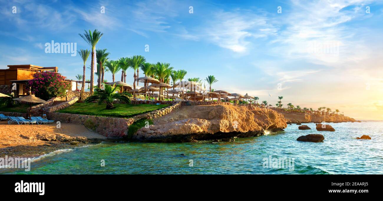 Vista su egiziano hotel dal mare rosso Foto Stock