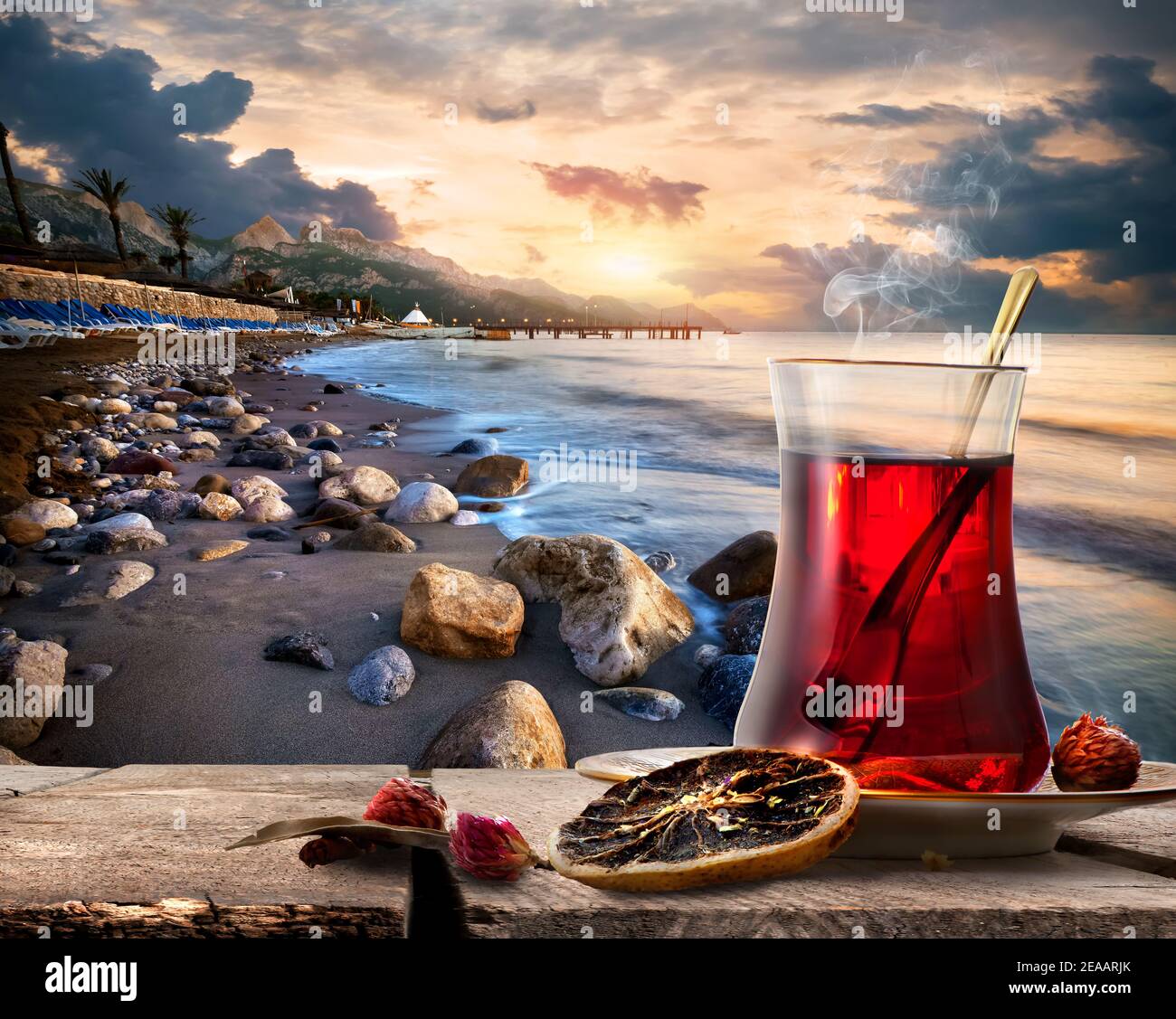 Tradizionale tè turco sulla costa del mar mediterraneo Foto Stock