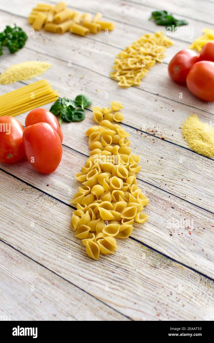 Concetto di pasta e ingredienti foto, vista dall'alto, ingredienti freschi per semplici ricette italiane e cibi sani a casa Foto Stock