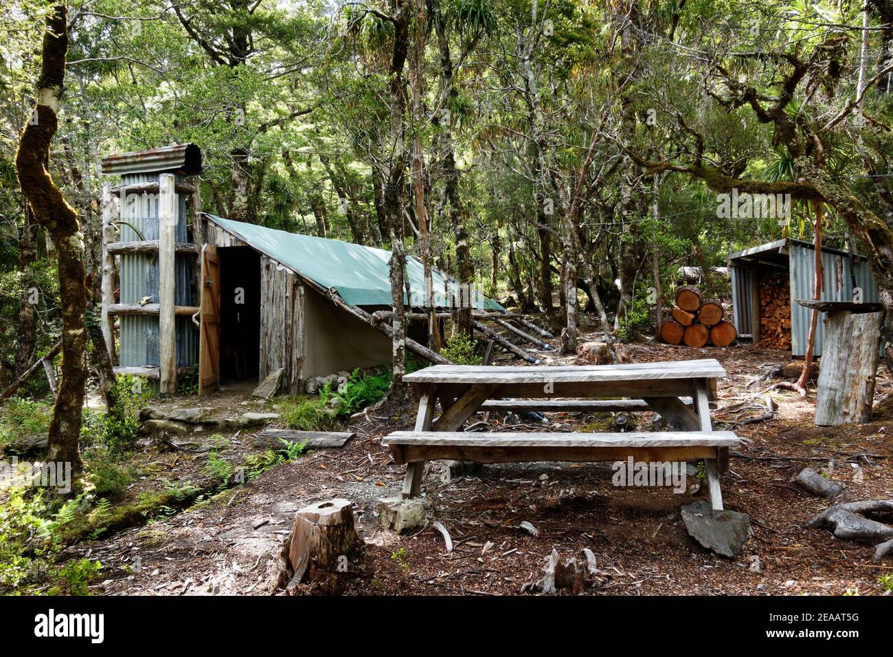 Soprer Shelter, una storica capanna in stile tenda nella zona della Golden Bay presso il lago Stanley, Kahurangi National Park, Nuova Zelanda. Foto Stock