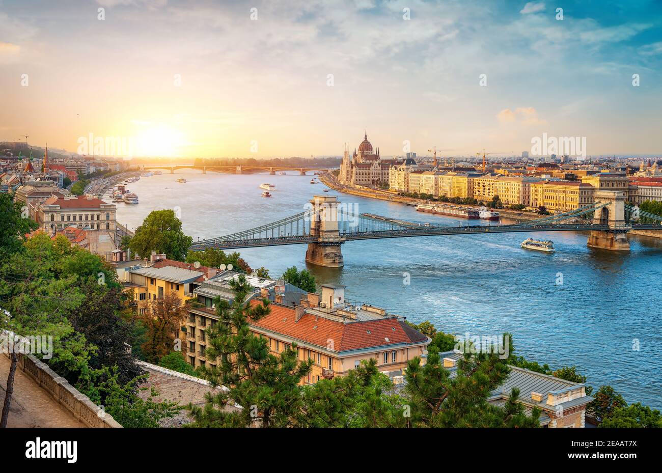 Vista di monumenti di Budapest in un bel tramonto Foto Stock