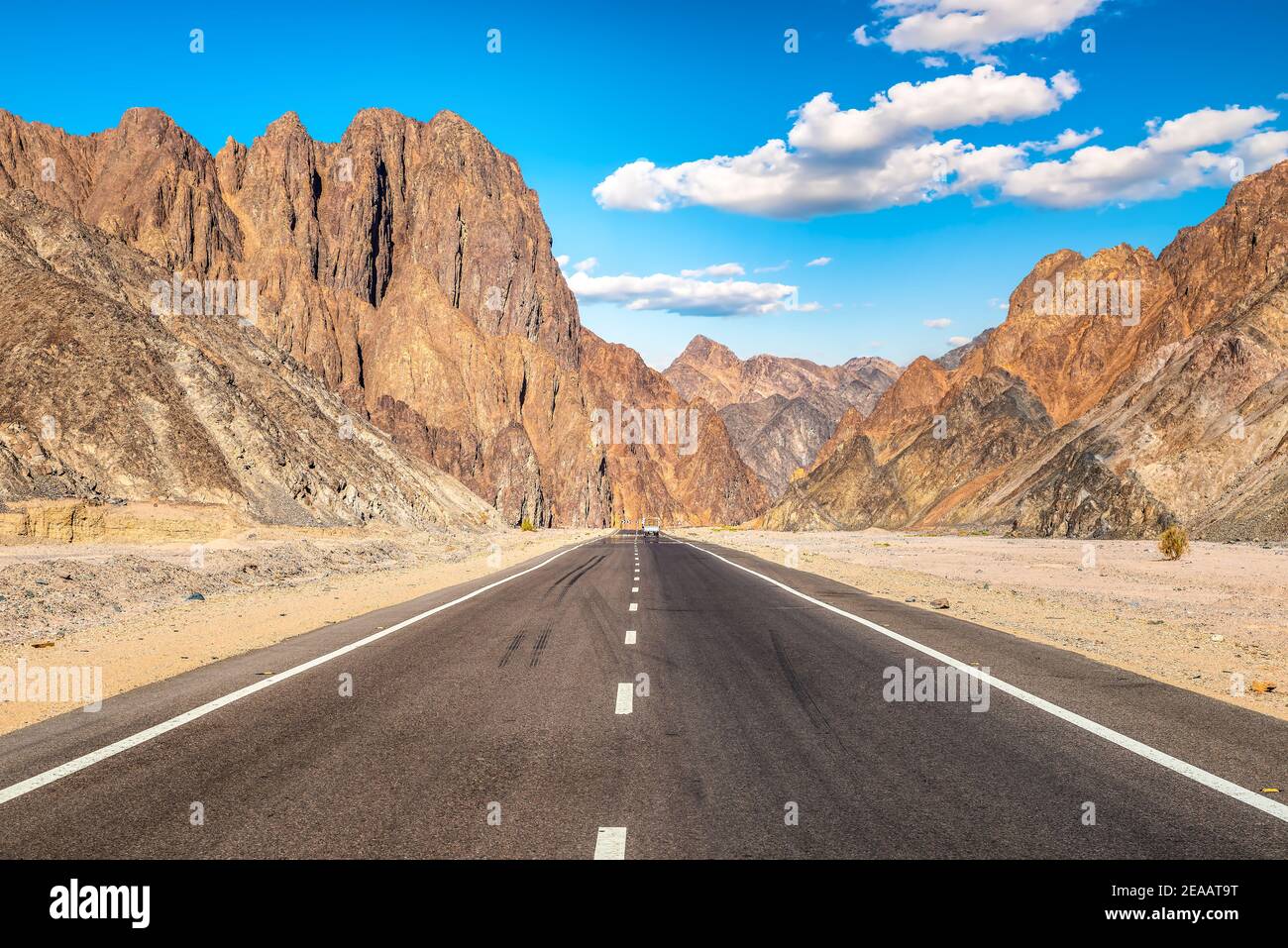 Strada del deserto di Egitto al giorno Foto Stock