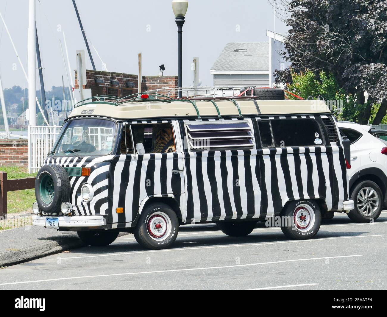 NORWALK, CT, USA - 31 LUGLIO 2019: Auto dipinta come un parcheggio zebra sulla spiaggia Foto Stock