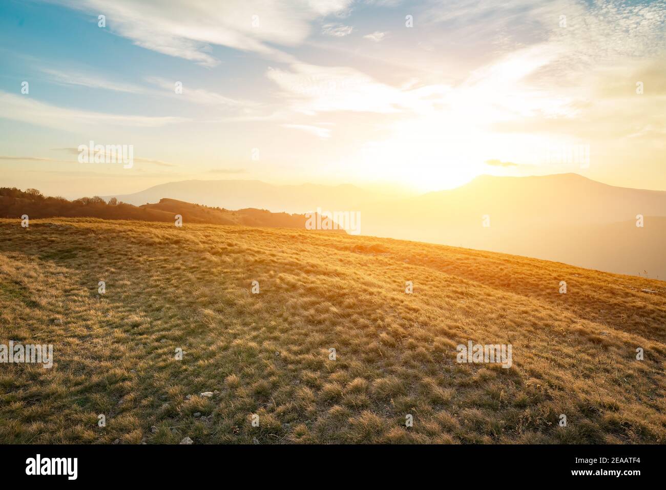 Bel tramonto nelle montagne della Crimea in autunno Foto Stock