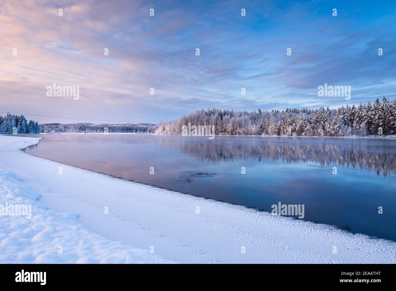 Fiume Pielisjoki che scorre attraverso il paesaggio invernale, Finlandia orientale. Foto Stock