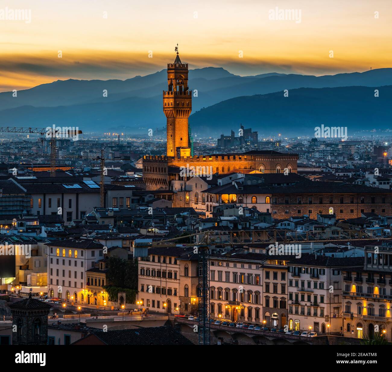 Vista del paesaggio urbano di Firenze e delle montagne di prima mattina Foto Stock