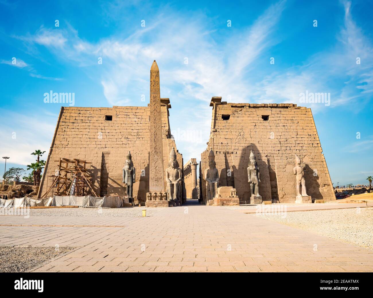 Ingresso al Tempio di Luxor e cielo blu Foto Stock