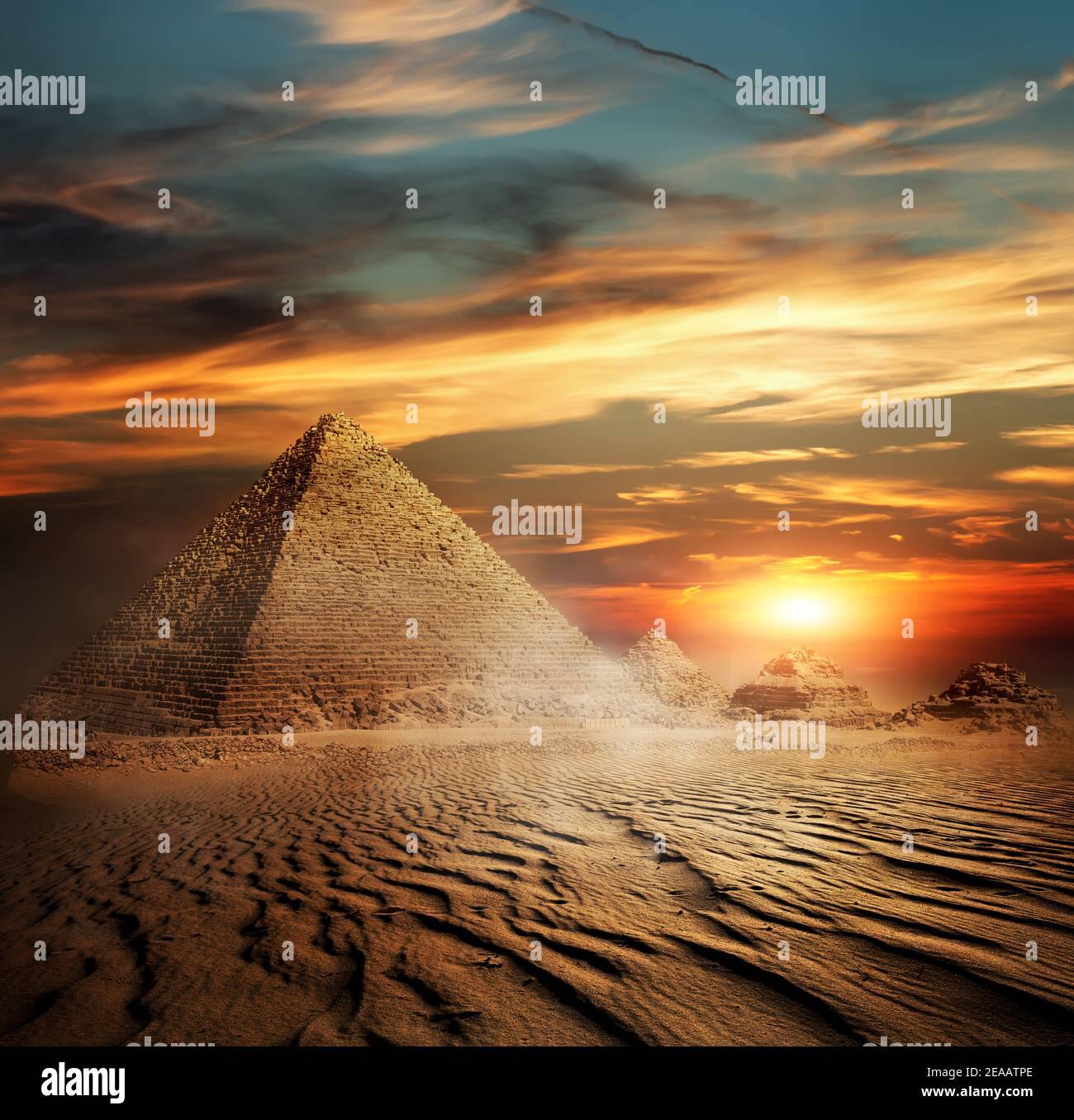 Piramidi egiziane nel deserto al tramonto Foto Stock