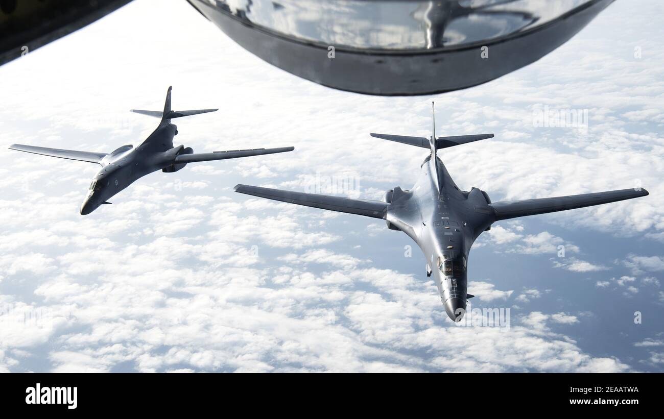 Tampa, Stati Uniti. 07 febbraio 2021. Due bombardieri strategici della US Air Force B1-B Lancer della settima ala Bomb volano in formazione sopra il Golfo del Messico in preparazione al volo Super Bowl 7 febbraio 2021 vicino a Tampa, Florida. I Lancer B1-B voleranno in formazione con altri bombardieri del Global Strike Command per uno spettacolo di mezza durata Super Bowl LV Air Force Flyover. Credit: Planetpix/Alamy Live News Foto Stock