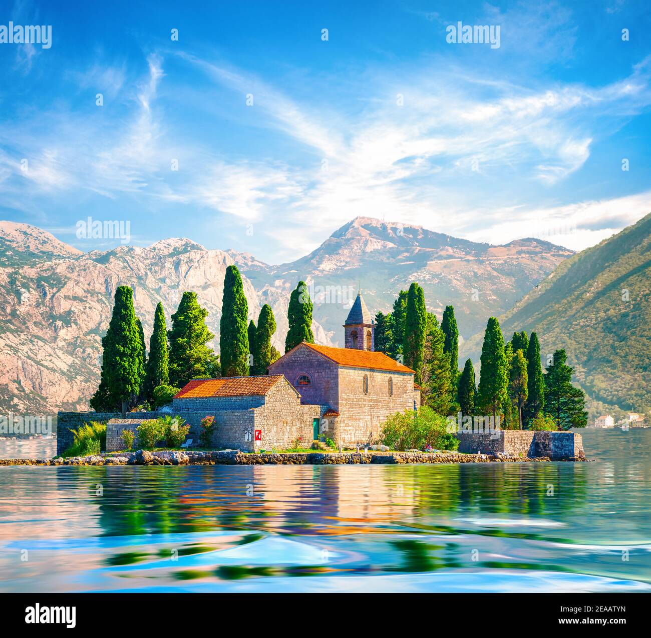Bellissimo paesaggio mediterraneo. Isola di San Giorgio in prossimità di città, Perast Kotor bay, Montenegro. Foto Stock