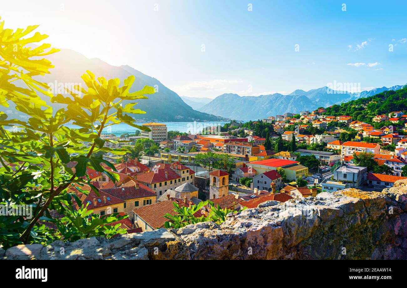 Pittoresca vista sul mare di Boka Kotor bay, Montenegro Cattaro città vecchia Foto Stock