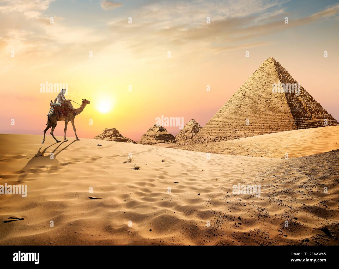 Piramidi egiziane nel deserto al tramonto Foto Stock