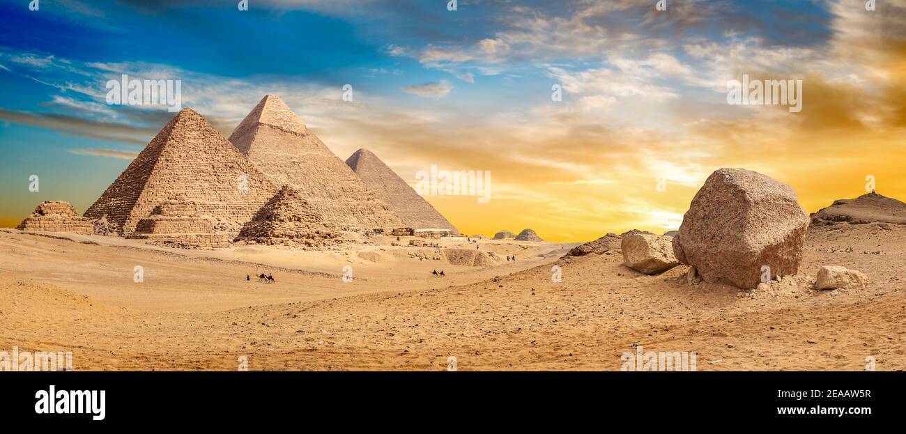 Piramidi egiziane nel deserto al tramonto Foto Stock