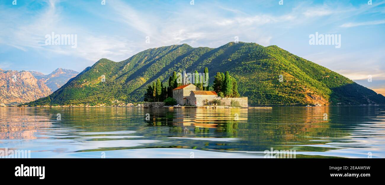 Bellissimo paesaggio mediterraneo. Isola di San Giorgio in prossimità di città, Perast Kotor bay, Montenegro Foto Stock