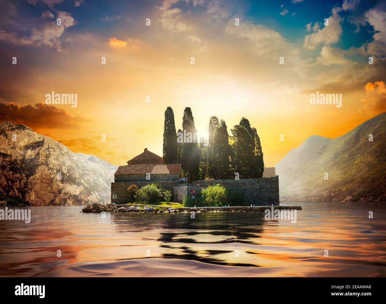 Bellissimo paesaggio mediterraneo. Isola di San Giorgio in prossimità di città, Perast Kotor bay, Montenegro Foto Stock