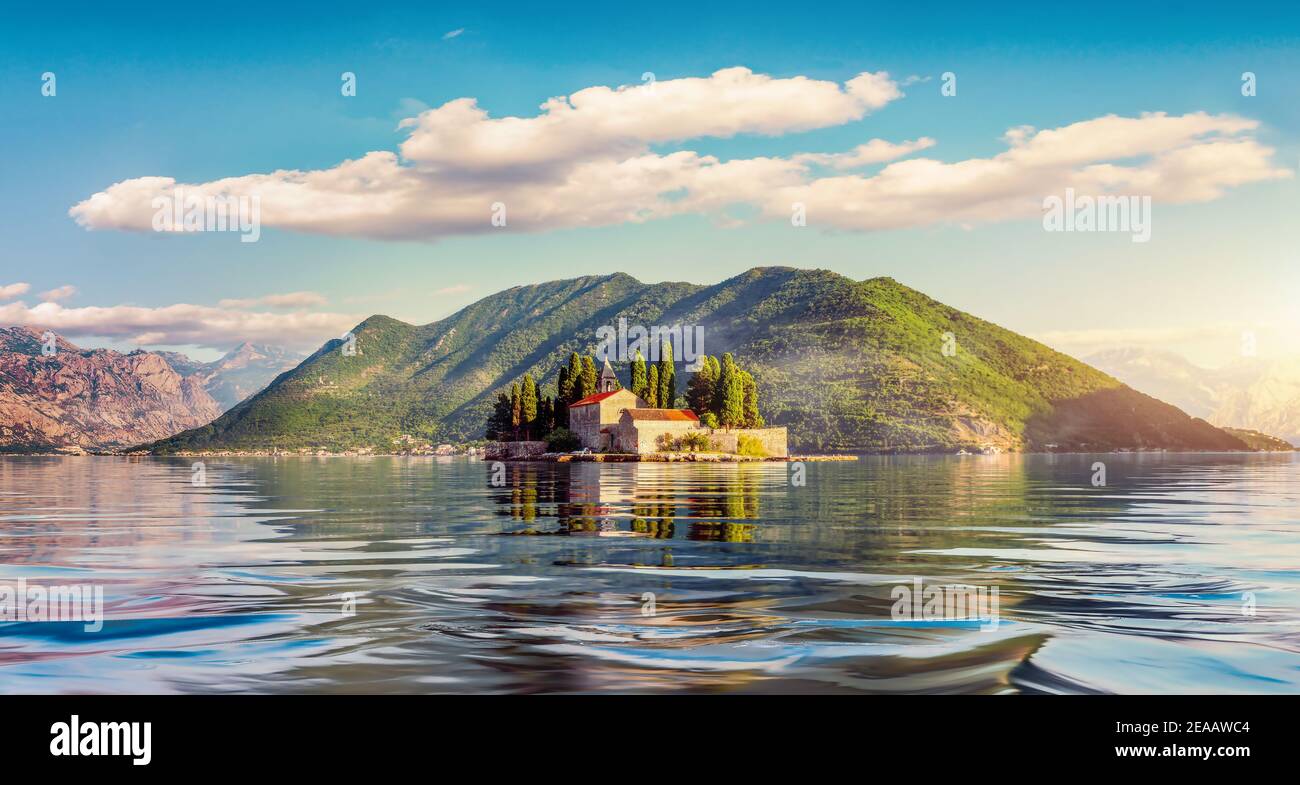Bellissimo paesaggio mediterraneo. Isola di San Giorgio in prossimità di città, Perast Kotor bay, Montenegro Foto Stock