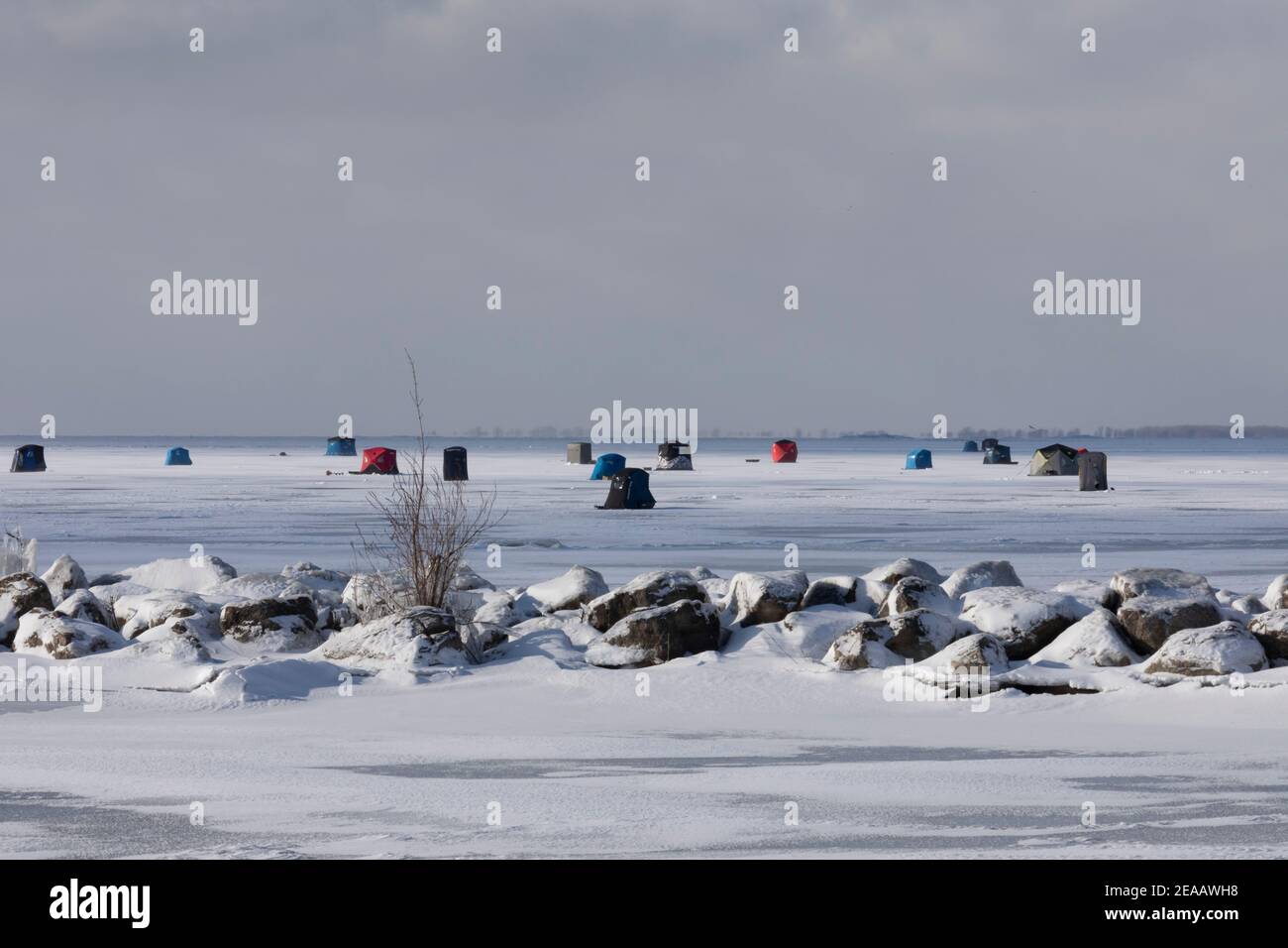 Fair Haven, Michigan - rifugi per la pesca sul ghiaccio nella baia di Anchor del lago St. Clair. Foto Stock