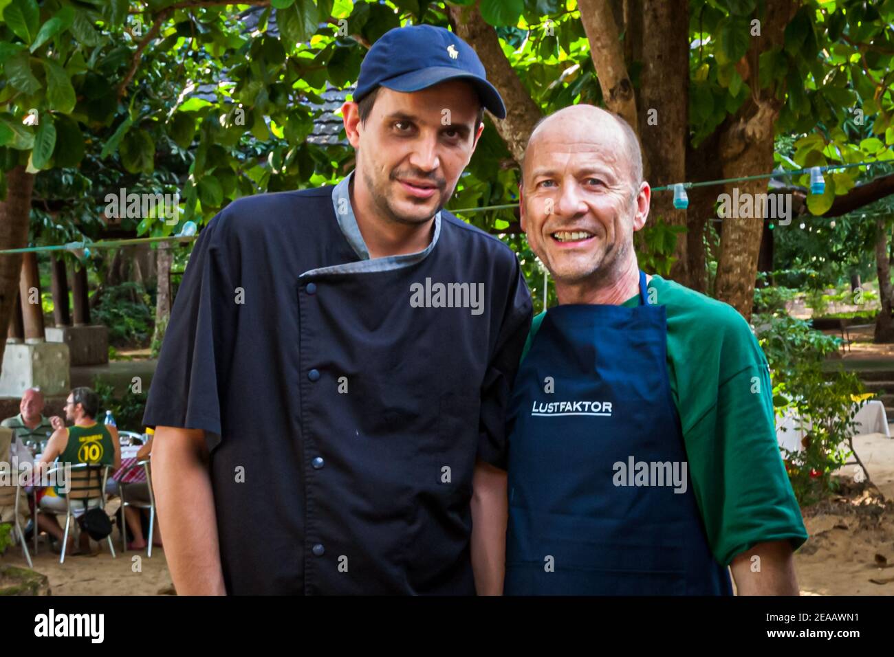 Reporter Georg Berg (r.) con lo chef del ristorante nella zona rurale occidentale, Sierra Leone Foto Stock