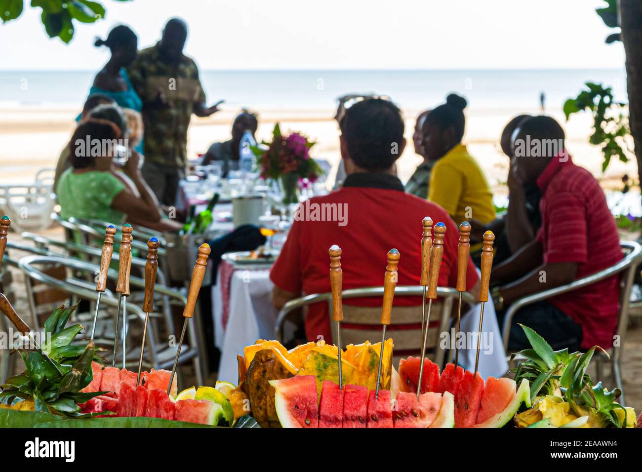 Beach Ristorante nella zona occidentale rurale, Sierra Leone. Situato su una spiaggia di sabbia incontaminata si trova l'Eden Park Resort. Un popolare luogo d'incontro con cucina francese e tocchi tropicali Foto Stock
