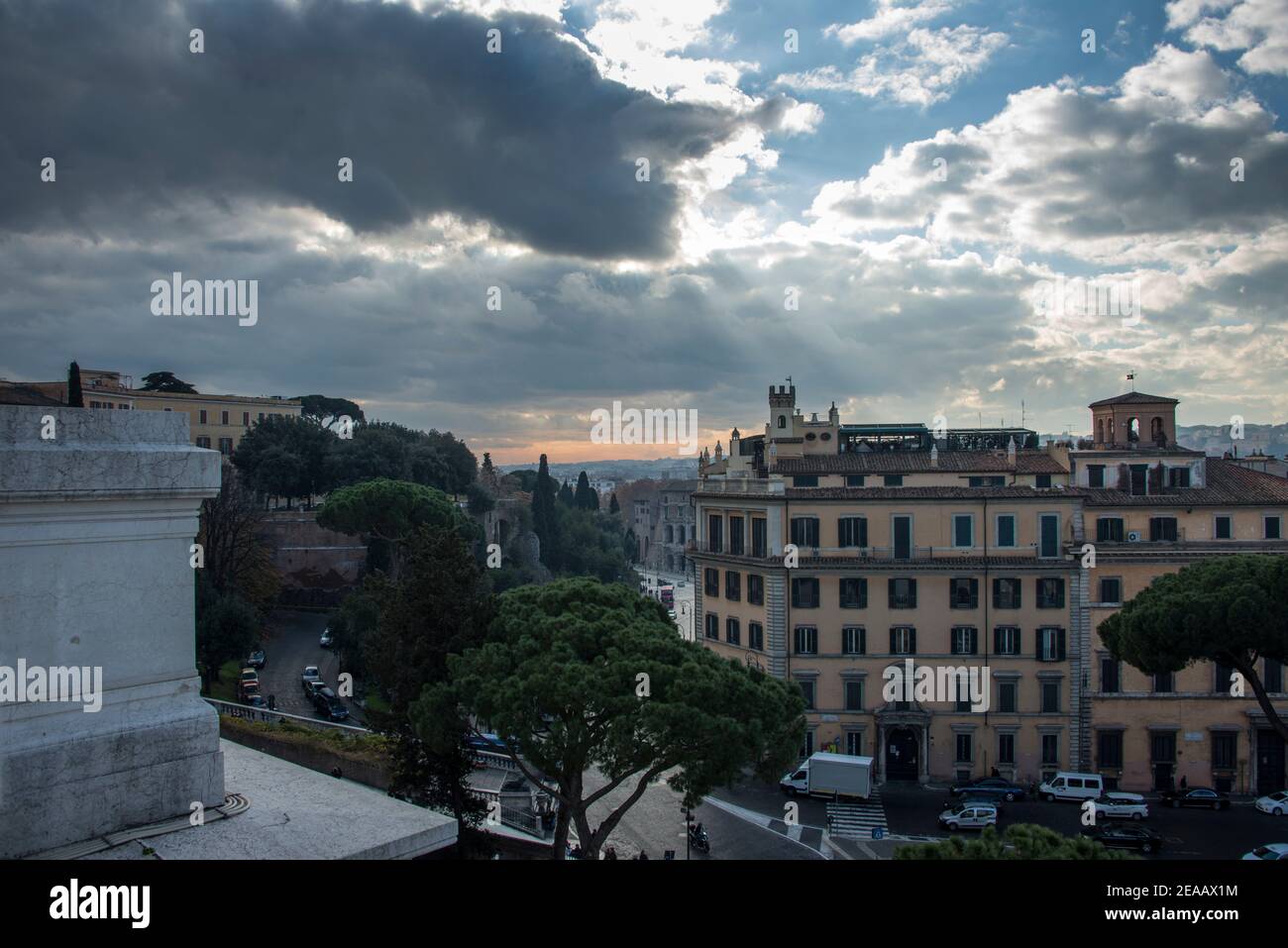 Vista sulla città dalla terrazza del Palazzo Vittorio Emanuele, Roma Foto Stock