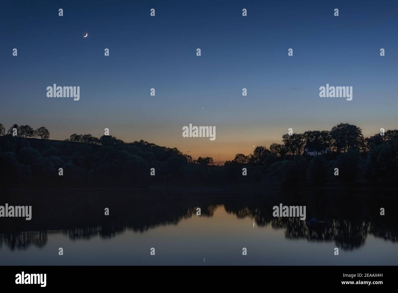 Luna di crescent, pianeta venere e mercurio sul lago al tramonto, Weinfelder Maar, Germania, Daun, Foto Stock