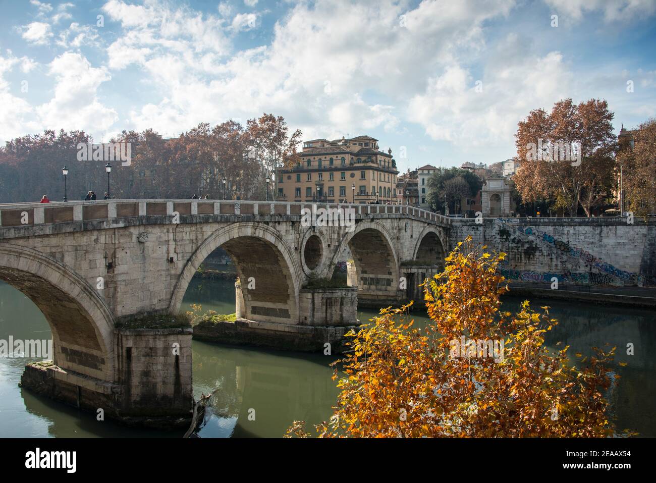 Ponte ad arco sul Tevere, Roma Foto Stock