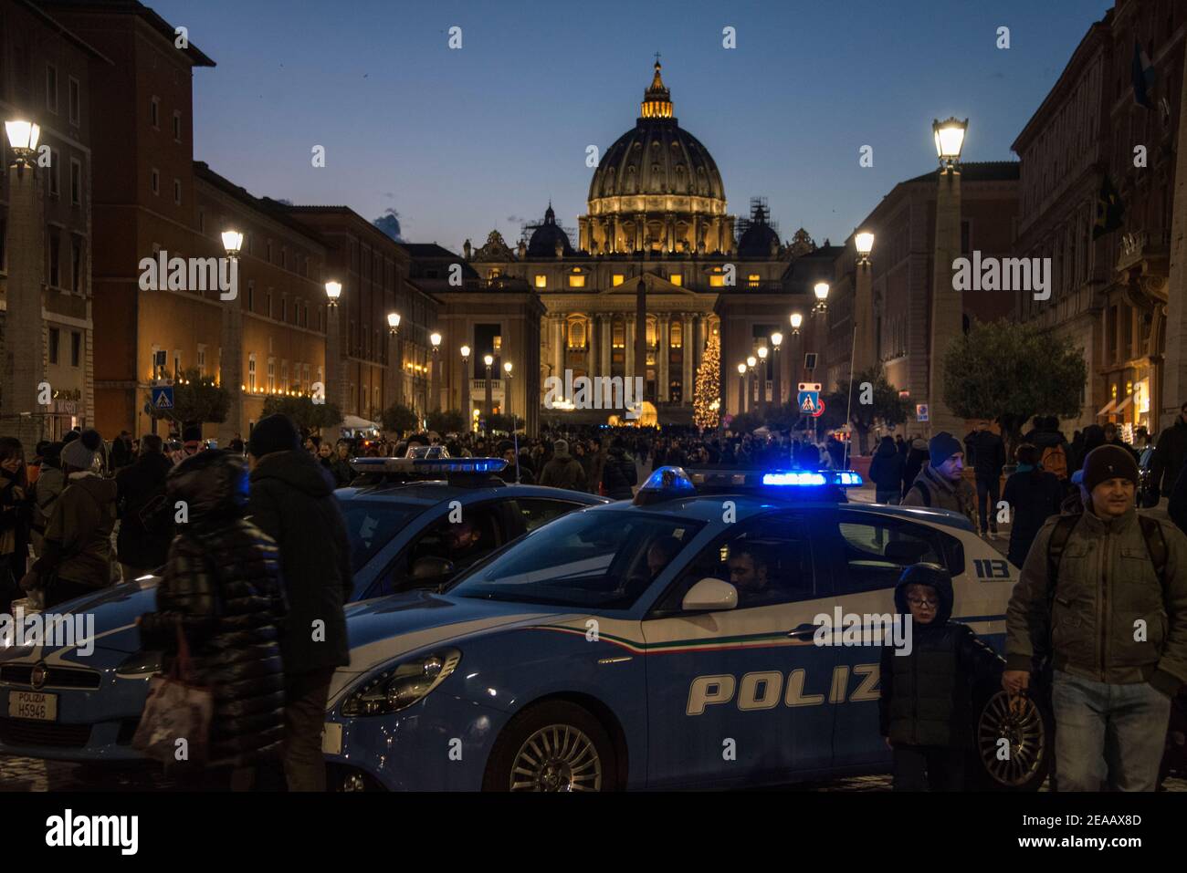 Piazza San Pietro, folla e auto della polizia, Roma Foto Stock