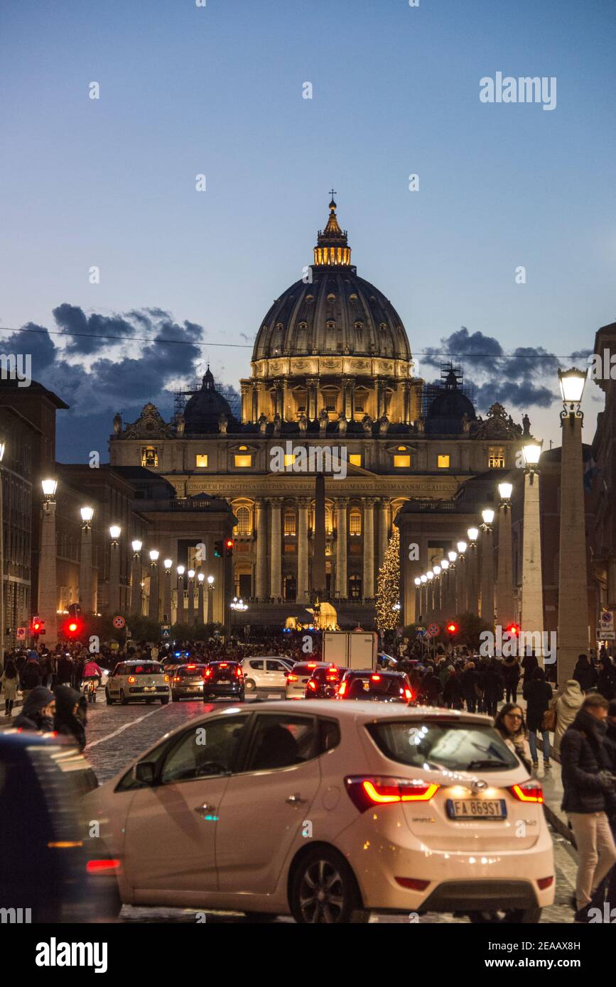 Basilica di San Pietro, folla, auto, Roma Foto Stock