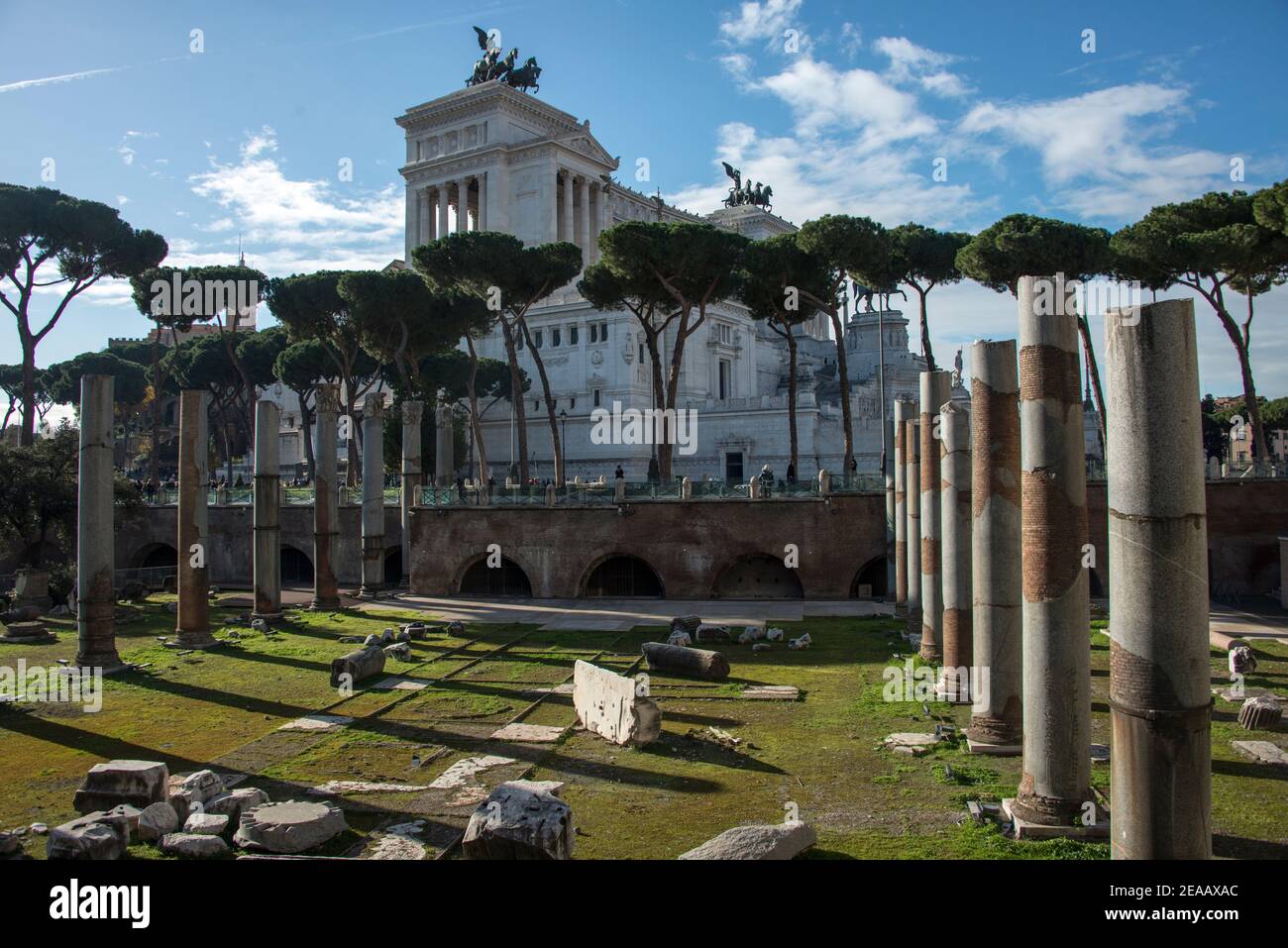 Sito archeologico romano con colonne a Roma Foto Stock