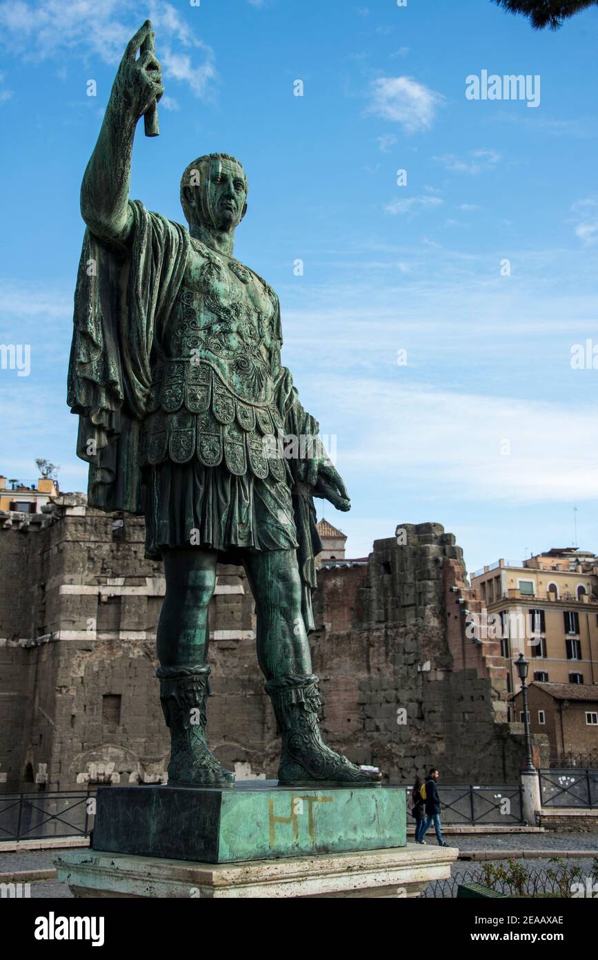 Statua in bronzo di Cesare, Roma Foto Stock
