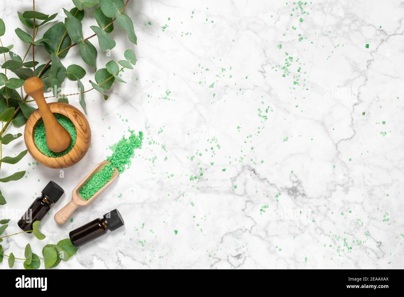 Aromaterapia naturale con bottiglie di olio essenziale di eucalipto e sali da bagno aromatici su sfondo marmoreo. Prodotti biologici per la cura della pelle. Spa, benessere e. Foto Stock