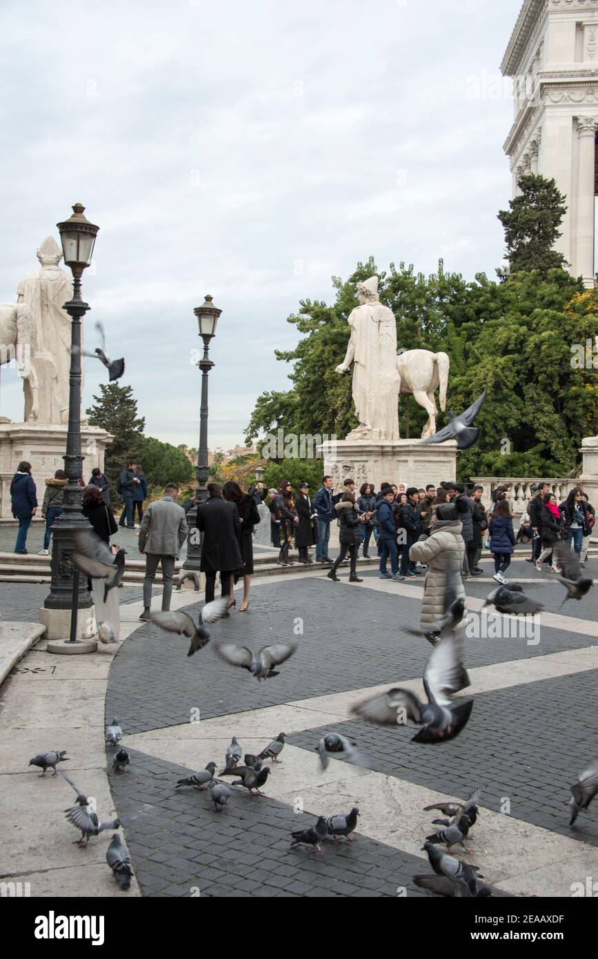 Piazza con folla e piccioni a Roma Foto Stock