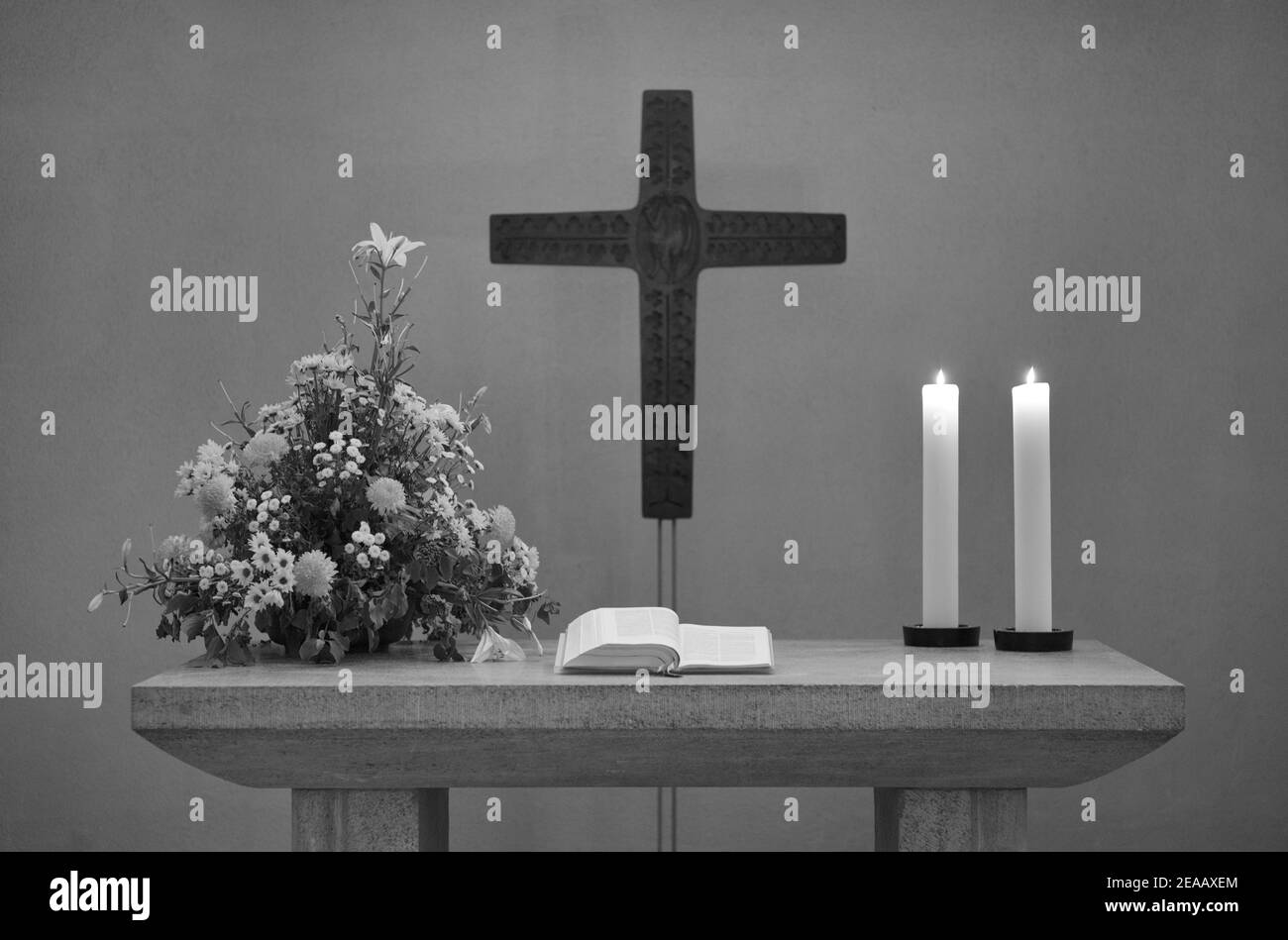Altare con croce, candele, bibbia, bouquet di fiori, chiesa collegiata, Stoccarda, Baden-Württemberg, Germania Foto Stock