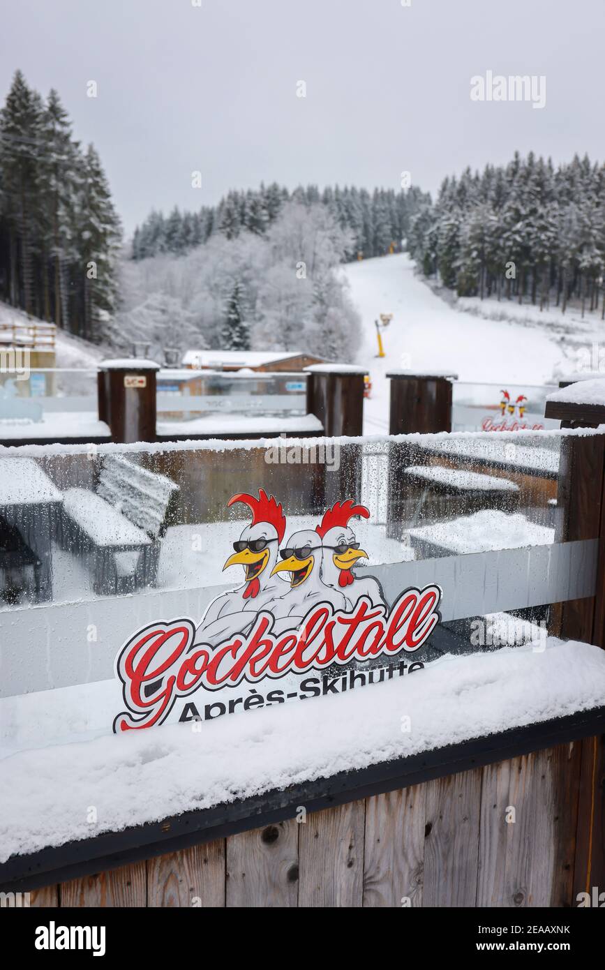 07 dicembre 2020, Winterberg, Sauerland, Renania Settentrionale-Vestfalia, Germania, capanna après-ski chiusa, carosello sci, nessun sport invernale a Winterberg durante la crisi della corona durante la seconda parte del blocco, gli impianti di risalita rimangono chiusi in conformità con la nuova ordinanza sulla protezione della corona in NRW. 00X201207D014CARO Foto Stock