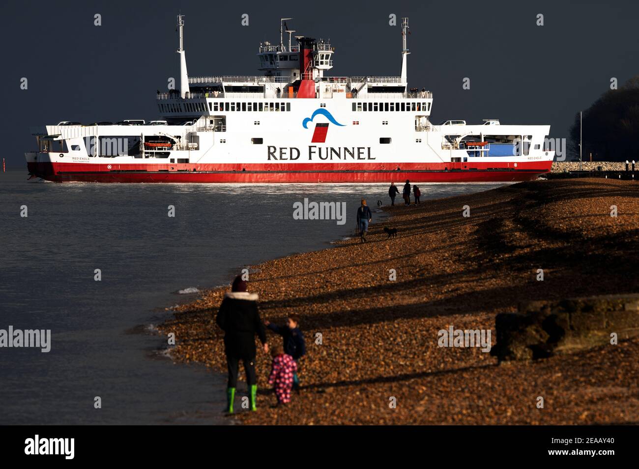 Red Funnel, auto, traghetto, Red Eagle, spiaggia, nuvole di pioggia, il Solent, Cowes, isola di Wight, Inghilterra, Regno Unito, Foto Stock
