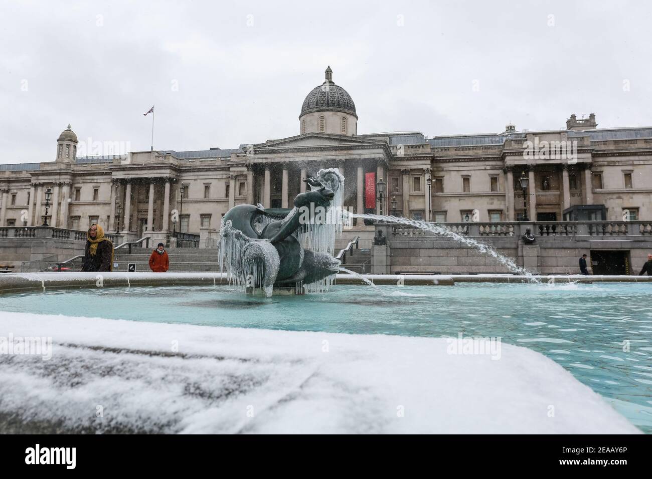 Londra, Regno Unito. 08 Feb 2021. UK Weather: Una fontana ghiacciata in Trafalgar Square. Tempo freddo causato da Storm Darcy. Credito: Waldemar Sikora Foto Stock