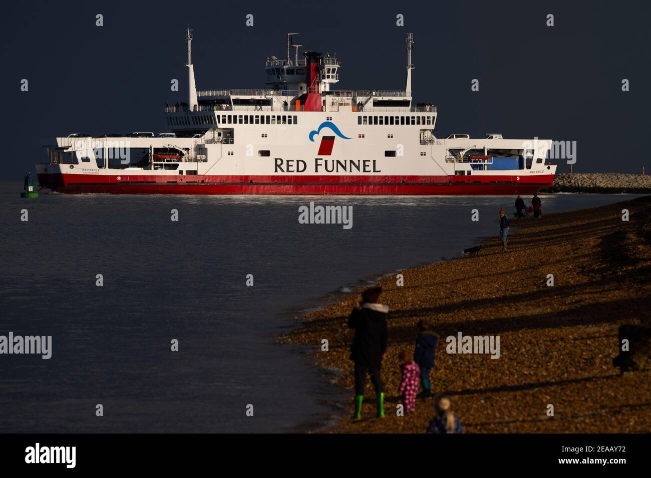 Red Funnel, auto, traghetto, Red Eagle, spiaggia, nuvole di pioggia, il Solent, Cowes, isola di Wight, Inghilterra, Regno Unito, Foto Stock