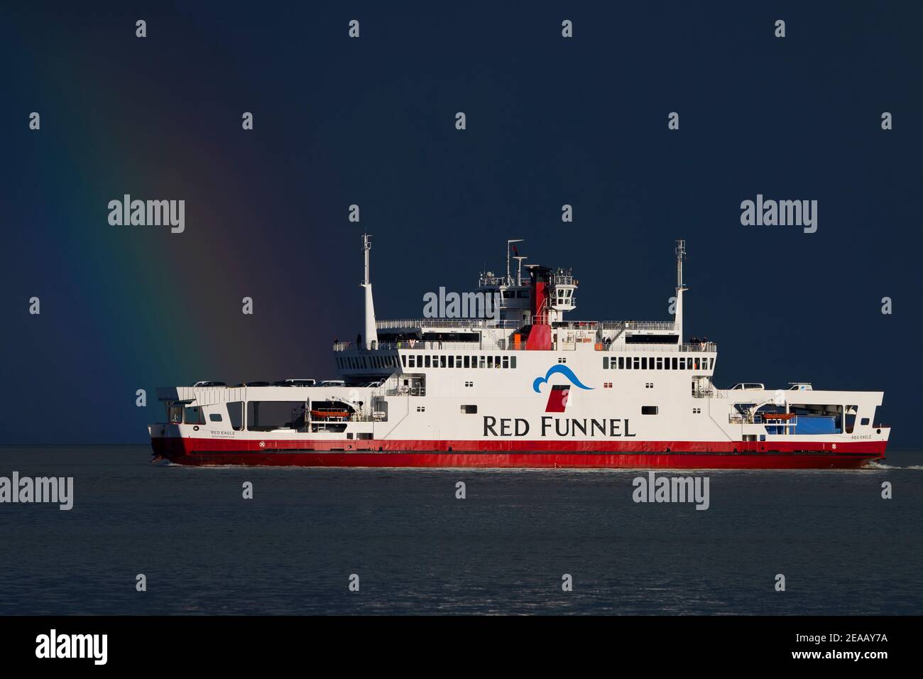 Red Funnel, auto, traghetto, Red Eagle, spiaggia, nuvole di pioggia, il Solent, Cowes, isola di Wight, Inghilterra, Regno Unito, Foto Stock