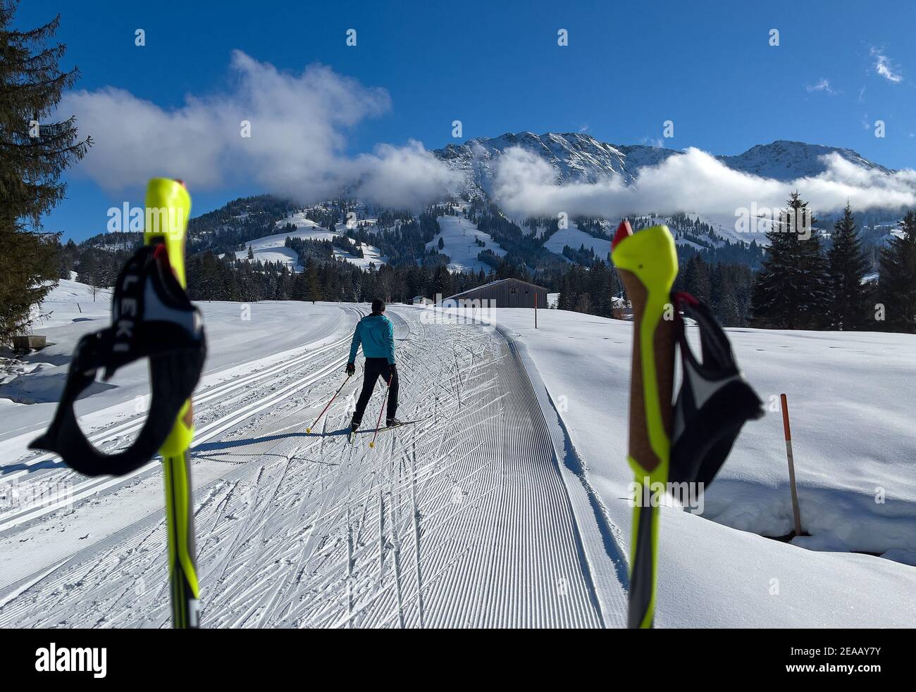 Sciatori di fondo su un sentiero, Langläufer auf einer Loipe a Oberjoch, Baviera, Germania, 8 febbraio 2021. © Peter Schatz / Alamy Live News Foto Stock