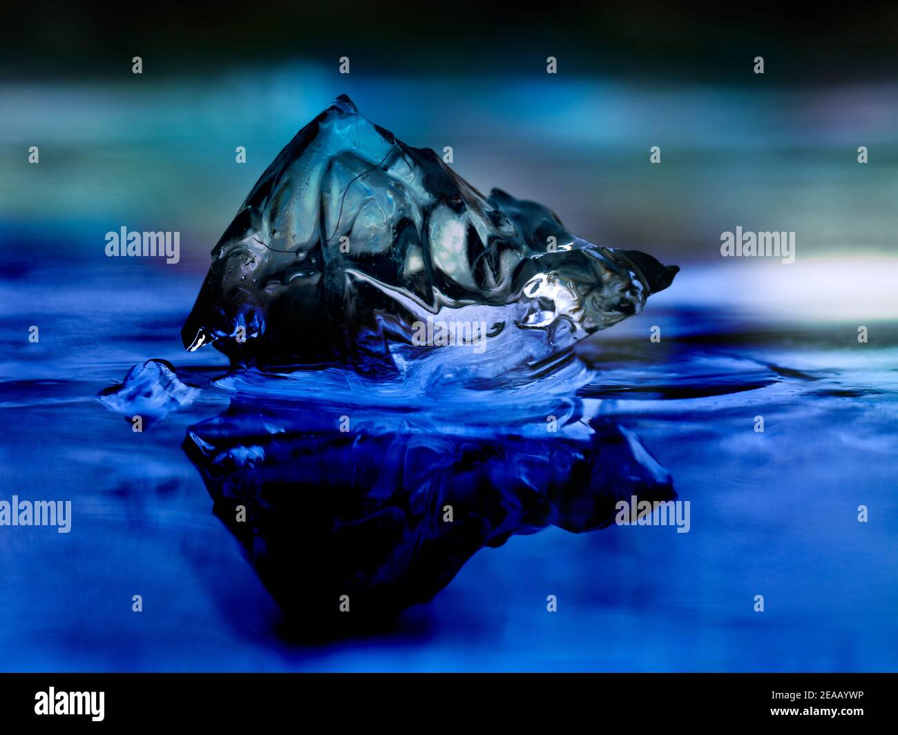 Primo piano, cristallo di ghiaccio nella retroilluminazione, "zaffiro di ghiaccio" Foto Stock