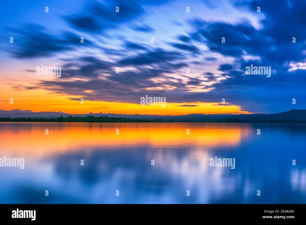 Tramonto, crepuscolo con cielo nuvoloso ad Ammersee, Fünfseenland, Oberbayern, Bayern, Deutschland, Europa Foto Stock